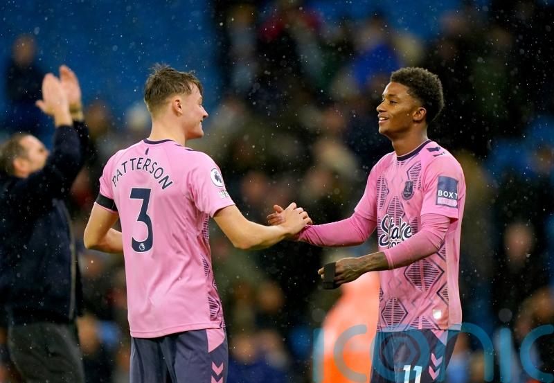 Demarai Gray’s superb strike earns Everton welcome point at Manchester City
