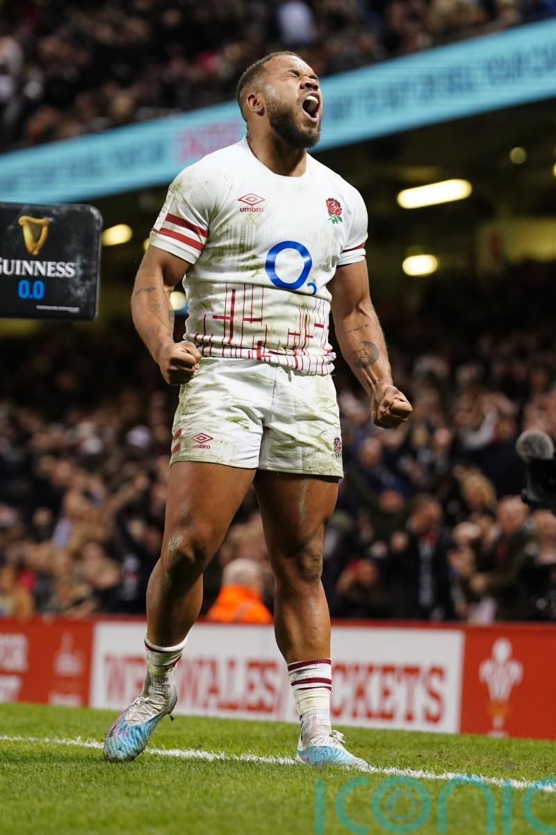 Bath’s Ollie Lawrence credits Worcester players for helping him land top award