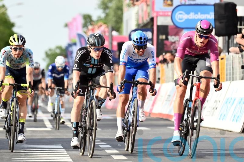 Geraint Thomas retains Giro lead as Alberto Dainese wins stage 17 after illness