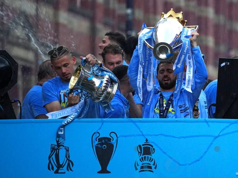 Rain and threat of lightning fail to dampen Manchester City’s trophy parade