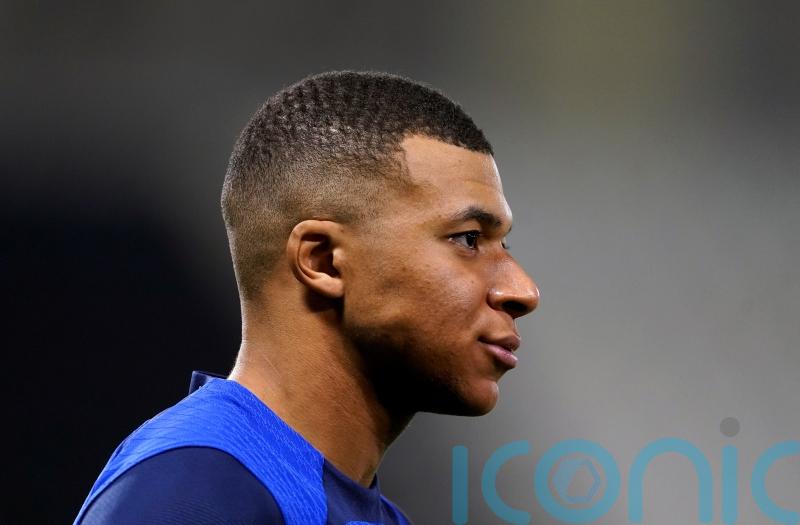 Kylian Mbappe tells Paris St Germain he will not extend his contract &ndash; reports