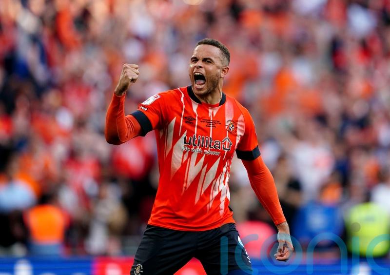 Luton striker Carlton Morris signs contract extension