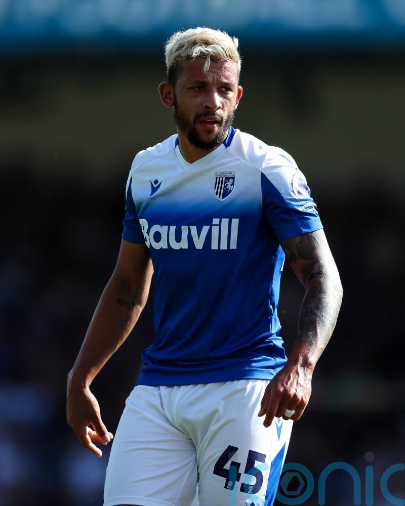 Managerless Gillingham overcome 10-man MK Dons to move third