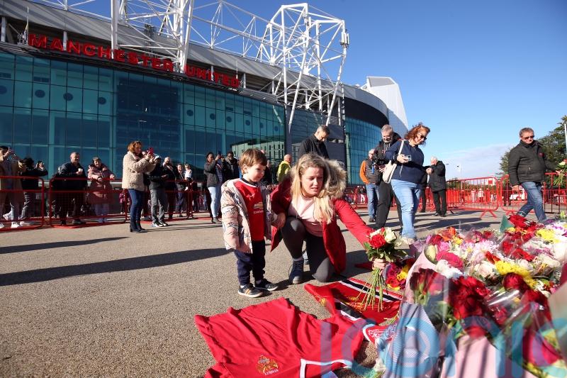 Manchester United fans head to Old Trafford to pay tribute to Sir Bobby Charlton