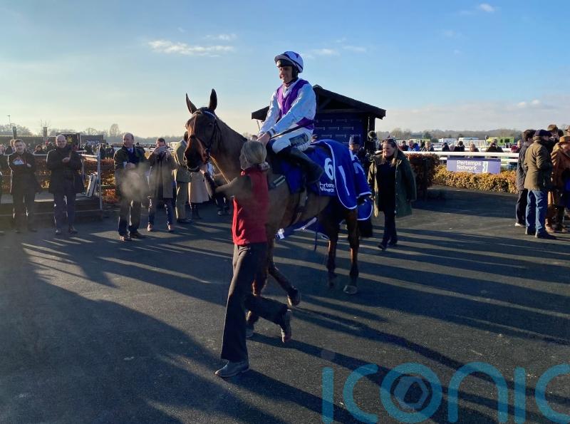 J’Ai Froid digs deep for Warwick win