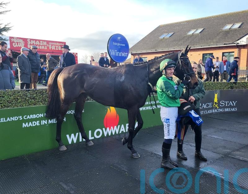 ‘Mustard’ Impaire Et Passe delights on Fairyhouse fencing bow