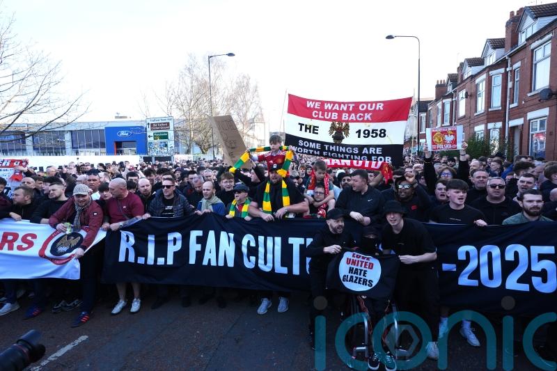 Monday&rsquo;s briefing: United fans protest and Arsenal&rsquo;s title hopes fade further