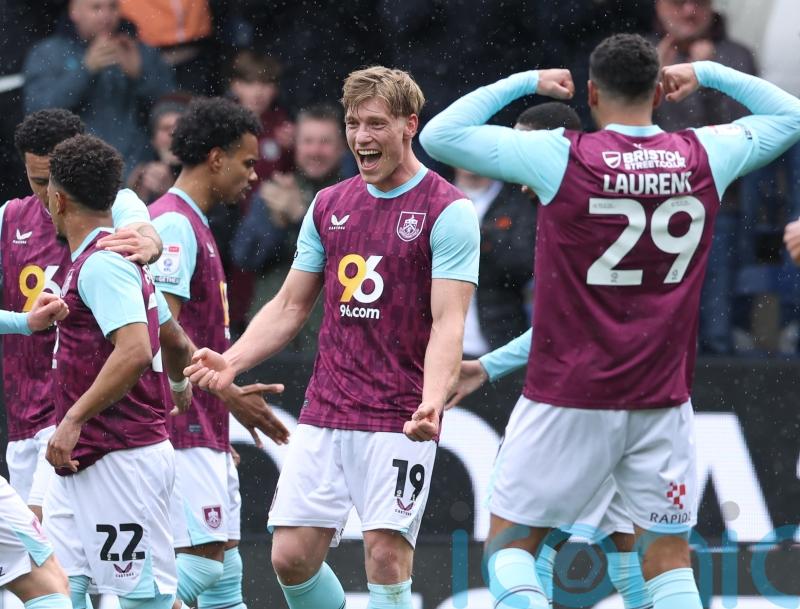 Zian Flemming free-kick maintains Burnley’s promotion push