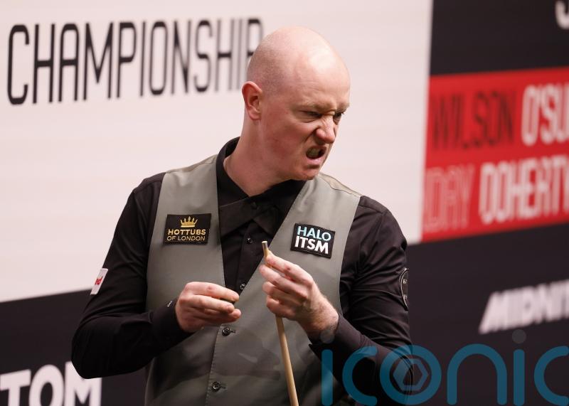 Chris Wakelin holds off Neil Robertson to reach second round for the first time