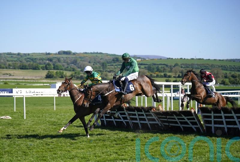 Townend irons out late problems to help Jasmin De Vaux pounce