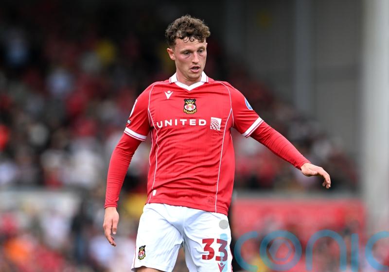 Nathan Broadhead double fires Wrexham past Reading and into third round